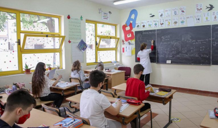 Ulet ndjeshem raporti nxenes-mesues ne shkollat publike, ia kalon privatit